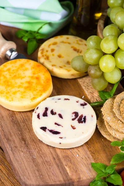 Selection of traditional english soft cheese with fruit — Stock Photo, Image