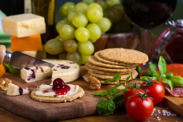 Organic oat crackers with cheese basil and red wine — Stock Photo, Image