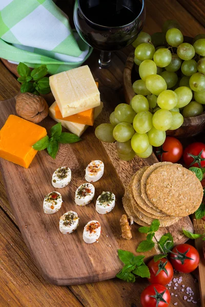 Soft cheese and fruit with red wine starter — Stock Photo, Image