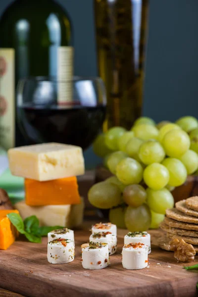 과일, 향신료와 고기에 부드러운 치즈의 선택 — 스톡 사진