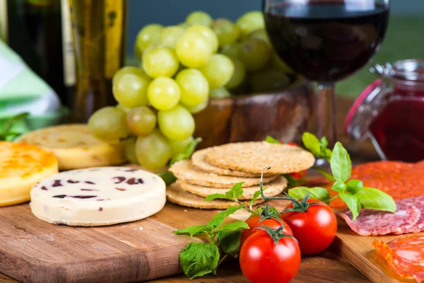 Queso blando con frutas y galletas —  Fotos de Stock