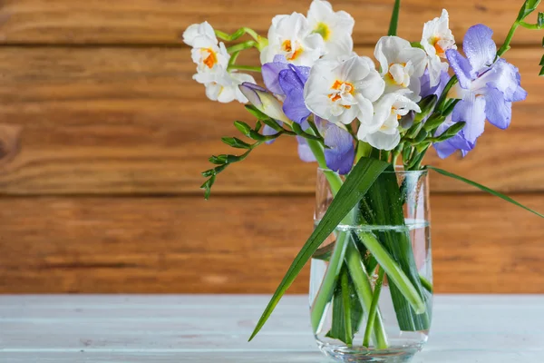 Čerstvý jarní Narcis ve skle na stůl — Stock fotografie