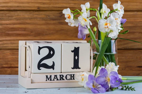 První den jara ročník kalendář a čerstvé květiny — Stock fotografie