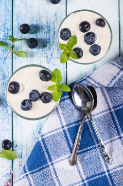 rustik tablo üzerinde yaban mersini Yoğurtlu Üstten Görünüm