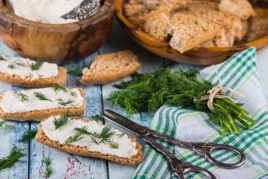 Bahar tahıl ekmek ve peynir ile kahvaltıda taze dereotu