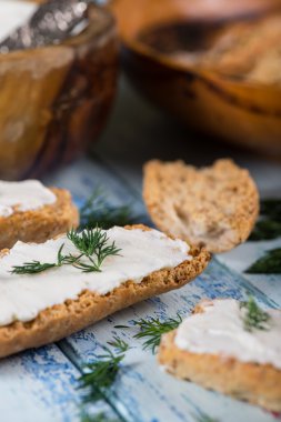 yumuşak beyaz peynir ve kepekli ekmek ile taze dereotu