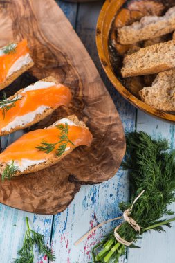 yumuşak peynir ve dereotu ile somon füme