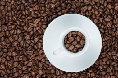 Kahve taze kavrulmuş fasulye arka plan üzerinde