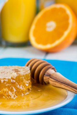 Taze altın bal ahşap kepçe ile 