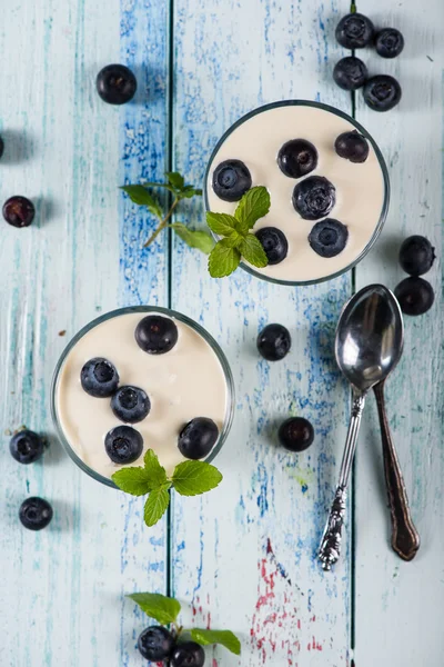 Черника с йогуртом на деревенском столе — стоковое фото