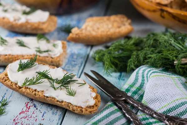 Eneldo recién cortado de primavera con queso blando — Foto de Stock