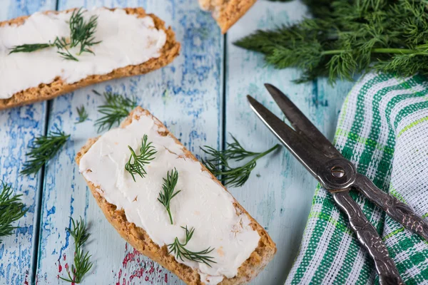 Eneldo fresco con queso blanco suave y pan integral — Foto de Stock