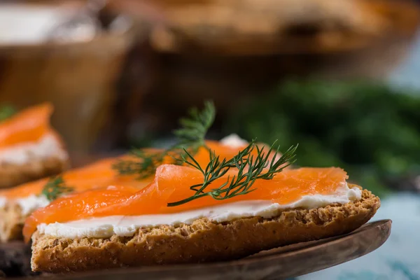 Pan integral con salmón ahumado y eneldo fresco — Foto de Stock