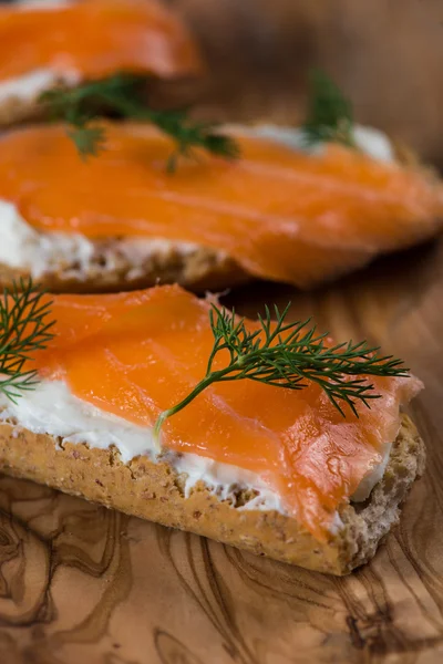smoked salmon with dill and wholegrain bread