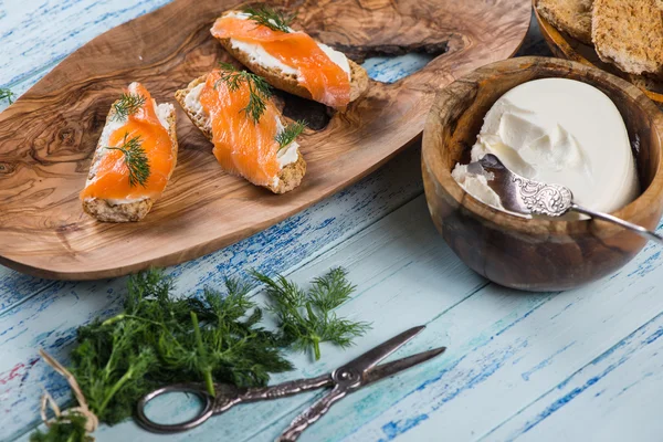 Wholegrain bread with smoked salmon and fresh dill — Stock Photo, Image