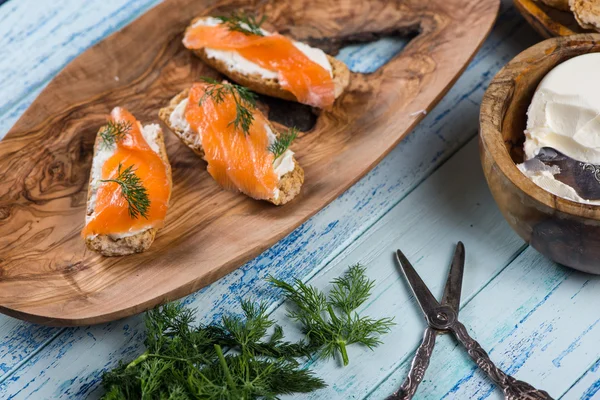 Pan integral con salmón ahumado y eneldo fresco — Foto de Stock