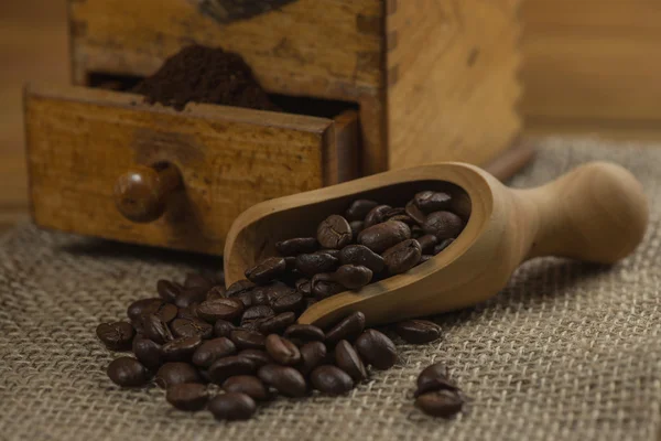 Moedor de grãos de café manual antigo com colher de madeira — Fotografia de Stock