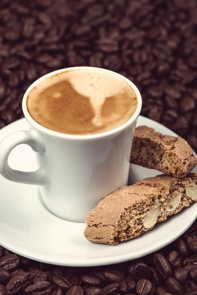 Espresso fresco con biscotti — Foto Stock