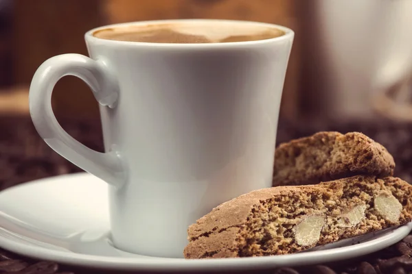 Italienisches Frühstück, Kaffee mit Mandelgebäck — Stockfoto