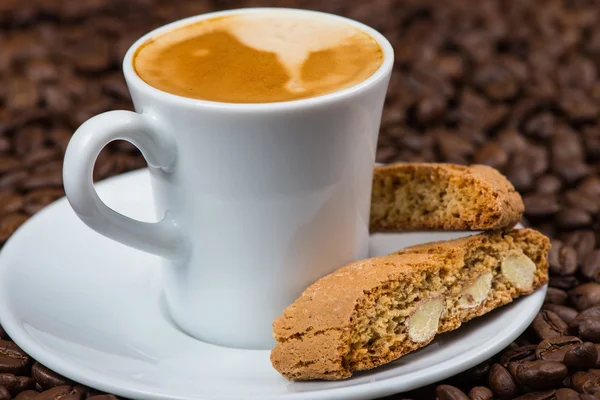 Italienisches Frühstück, Kaffee mit Mandelgebäck — Stockfoto