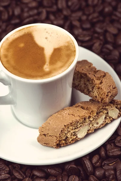 Pausa italiana, caffè espresso fresco con torte cantuccini — Foto Stock