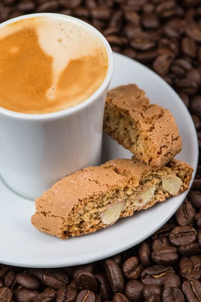 Pausa italiana, caffè espresso fresco con torte cantuccini — Foto Stock