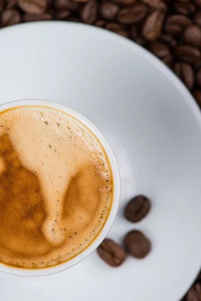 Blick auf Tasse Expresso-Kaffee und geröstete Bohnen — Stockfoto