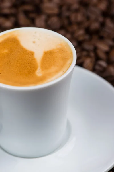 Blick auf Tasse Expresso mit gerösteten Kaffeebohnen — Stockfoto