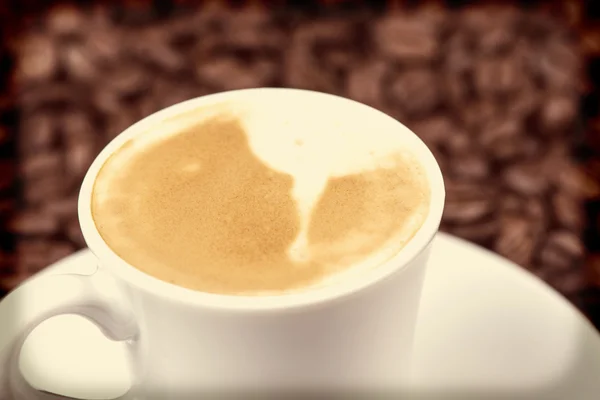 Blick auf Tasse Expresso mit gerösteten Kaffeebohnen — Stockfoto