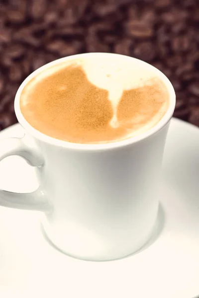Vista ravvicinata su tazza di espresso con chicchi di caffè tostati — Foto Stock