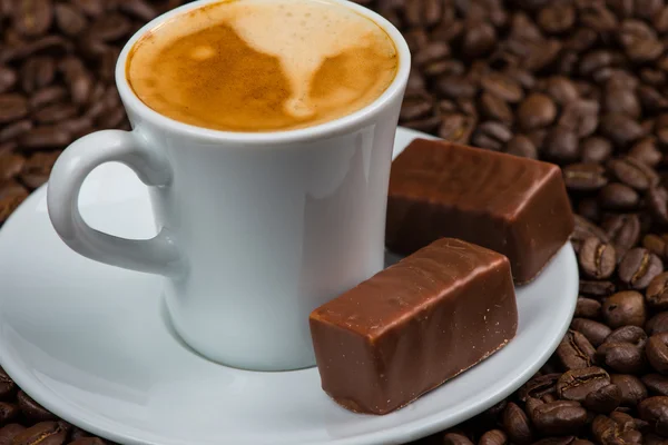 Kopje koffie en chocolade — Stockfoto