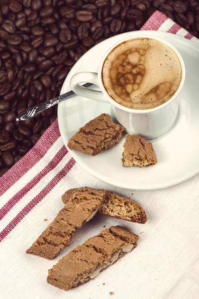 Italienisches Frühstück, Kaffee mit Mandelgebäck — Stockfoto