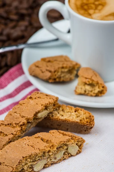 Mandelgebäck mit Tasse Kaffee — Stockfoto