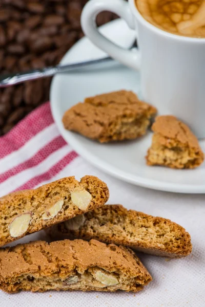 Galletas de almendras con taza de café — Foto de Stock