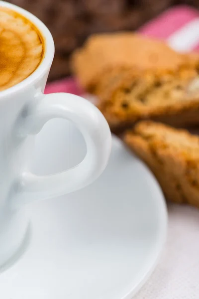 Espresso cremoso italiano con biscotti cantuccini — Foto Stock