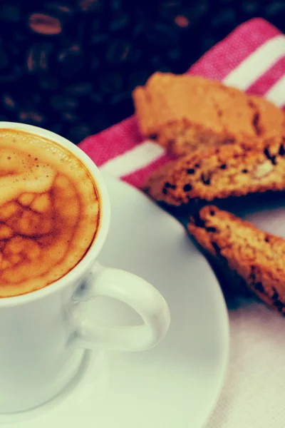 Italienischer cremiger Expresso mit Cantuccini-Keksen — Stockfoto