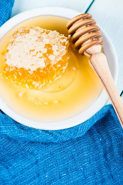 Mel oragânico dourado fresco no prato — Fotografia de Stock