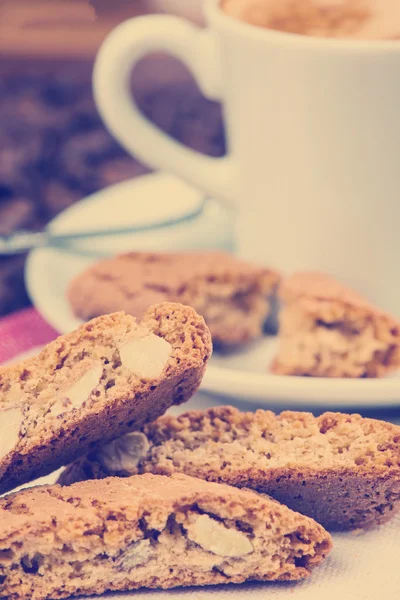 Biscoitos de amêndoa com xícara de café — Fotografia de Stock