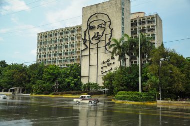 Havana, Küba - 30 Mayıs 2013 eski klasik Amerikan otomobil sürücü içinde yeniden