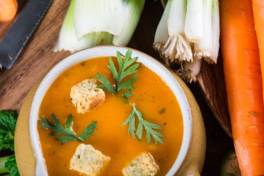 Yukarıdan Rustik Seramik kase krem havuç çorbası