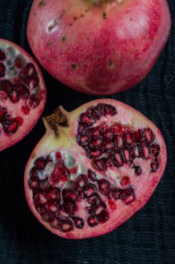 Bütün ve halces nar meyve tohumları ile kesim