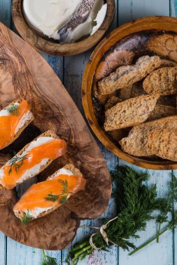 Yazlık tarzı kahvaltı füme somon ile