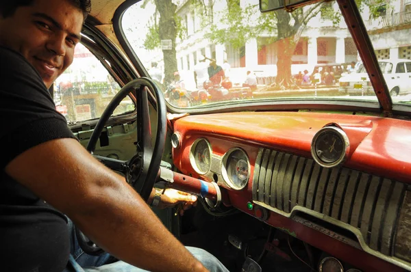 Havana Kuba Května 2013 Mladých Kubánské Muž Sedí Staré Klasické — Stock fotografie