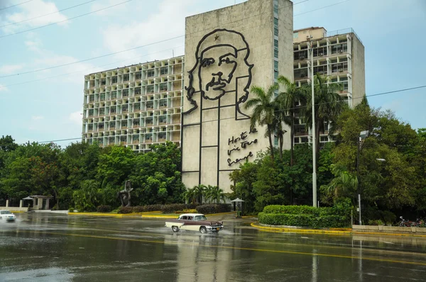 HAVANA, CUBA - MAY 30, 2013 old classic american car drive in Re — Stock Photo, Image