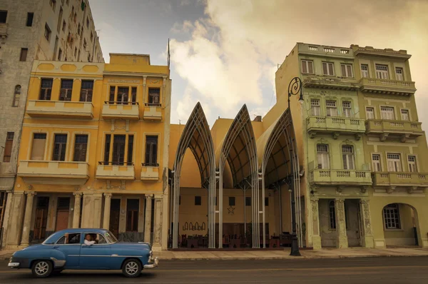 HAVANA, CUBA - JANEIRO 20, 2013 Classic American car drive on st — Fotografia de Stock