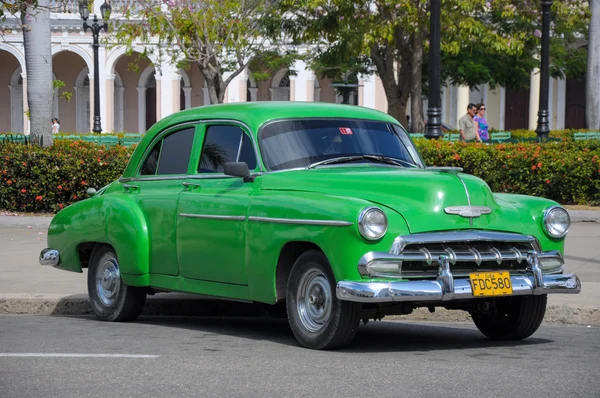 HAVANA, CUBA - JANEIRO 26, 2013 Classic American car drive on st — Fotografia de Stock