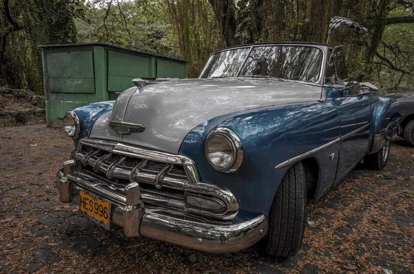 古巴哈瓦那 2013年1月18日 古巴哈瓦那街头的经典美国停车场 古巴以其老爷车的美丽而闻名 — 图库照片