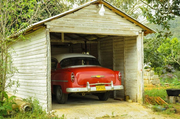 Havana, Cuba - 19 januari 2013 Classic Amerikaanse auto park in gar — Stockfoto