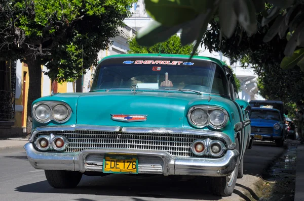 HAVANA, CUBA - JANUARY 30, 2013 Classic American car park on str — Stock Photo, Image