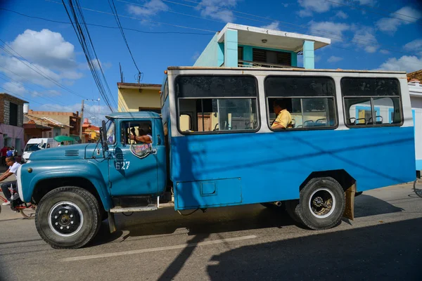 LA HABANA, CUBA - 11 DE DICIEMBRE DE 2014 Un camión viejo lleva a la gente en celo — Foto de Stock